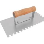 DESEMPENADEIRA ACO DENTADA 12 X 24CM CABO MADEIRA